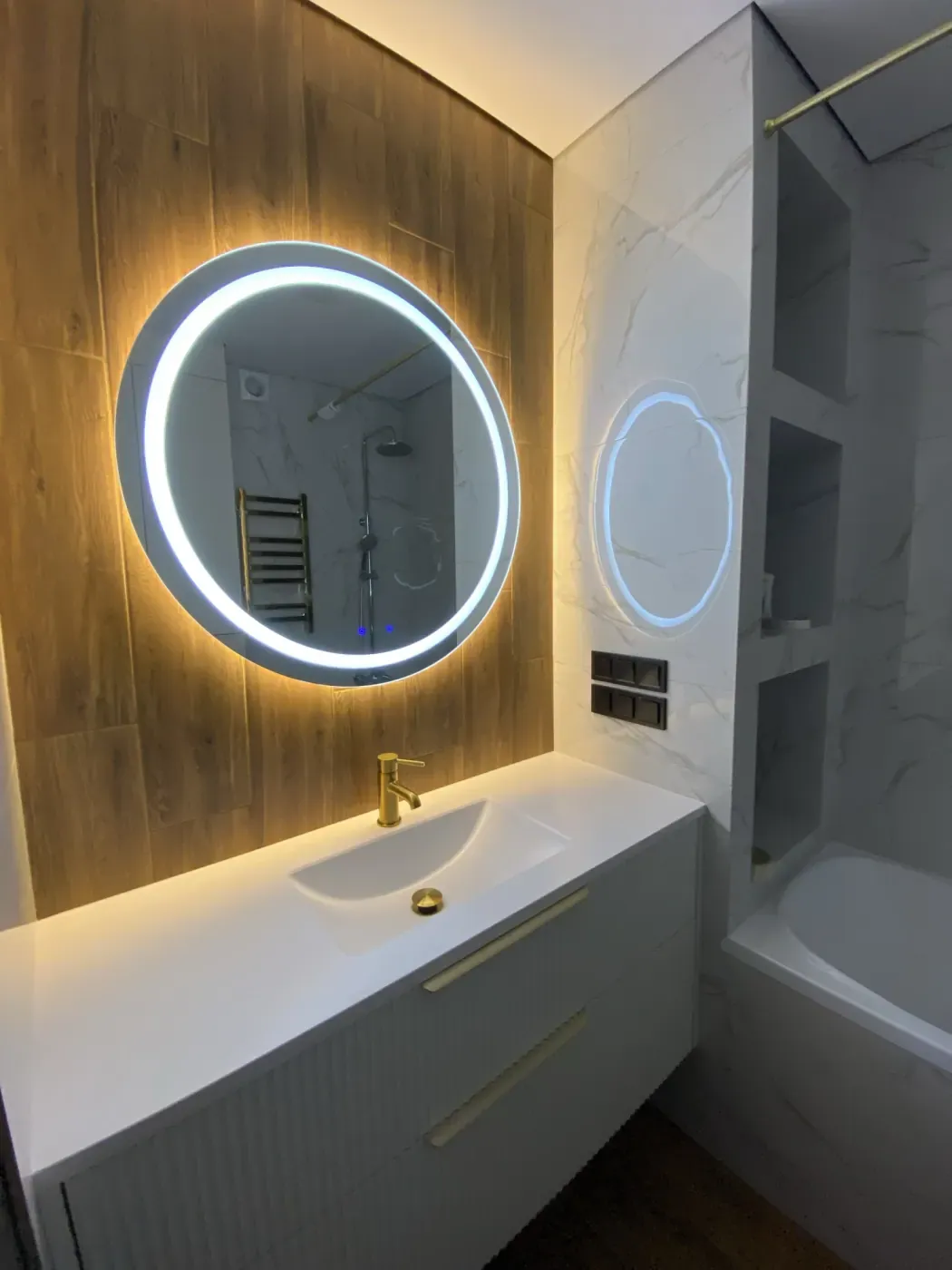 Briz Prybii Round — Кругле дзеркало з передньою LED-підсвіткою